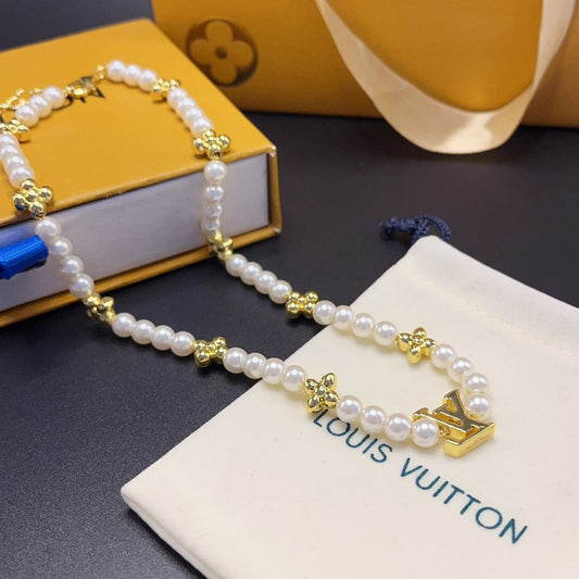 Fashionable pearl letter necklace mysite