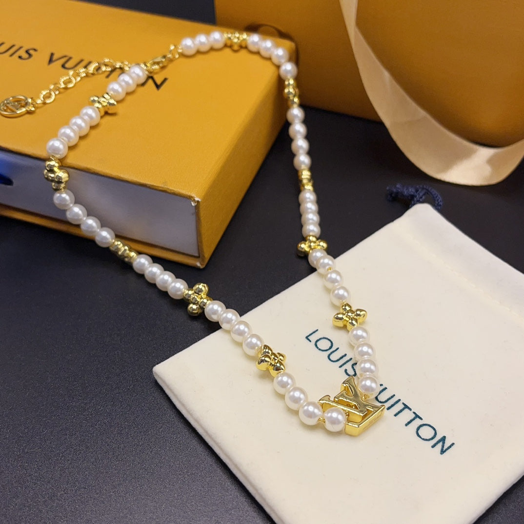 Fashionable pearl letter necklace mysite