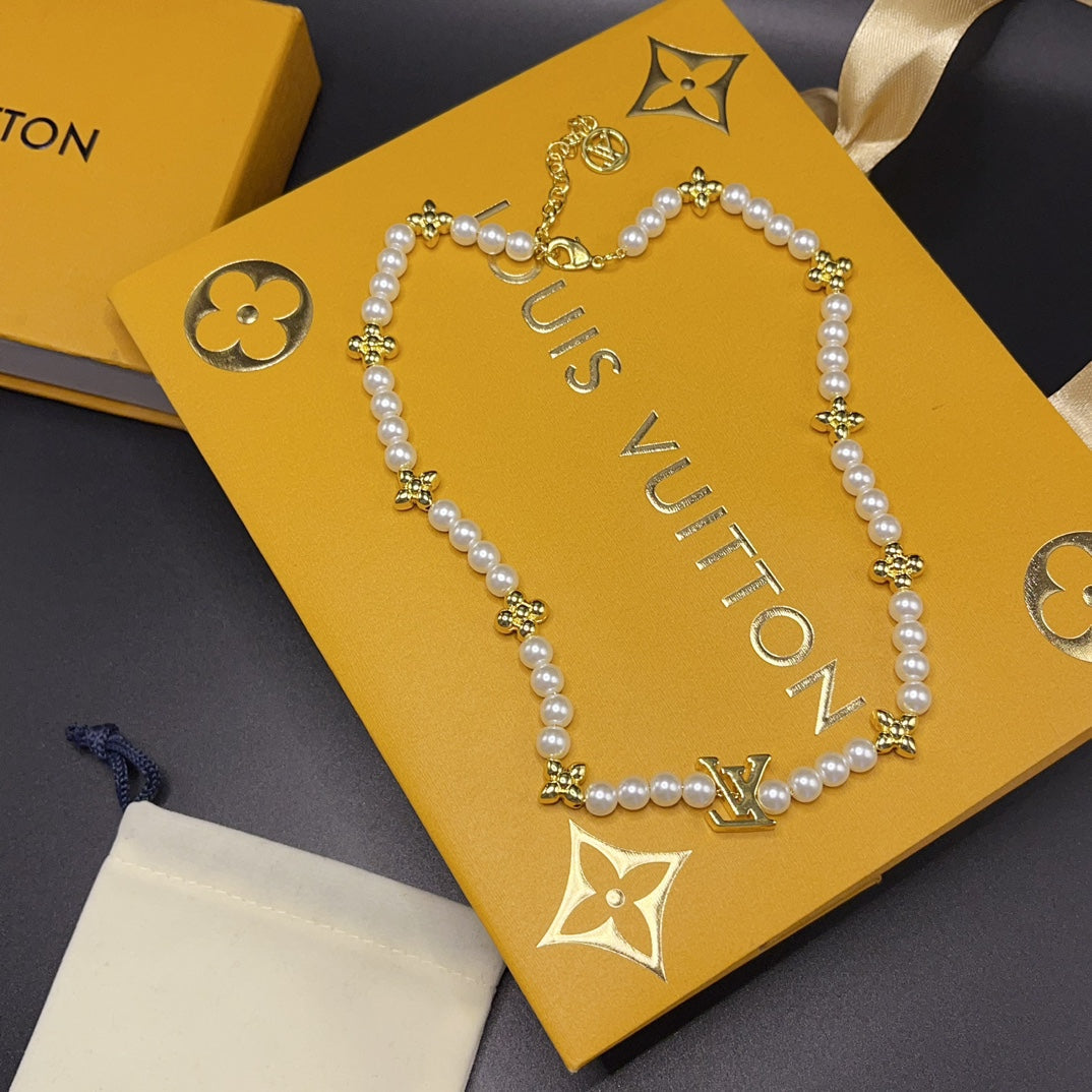 Fashionable pearl letter necklace mysite