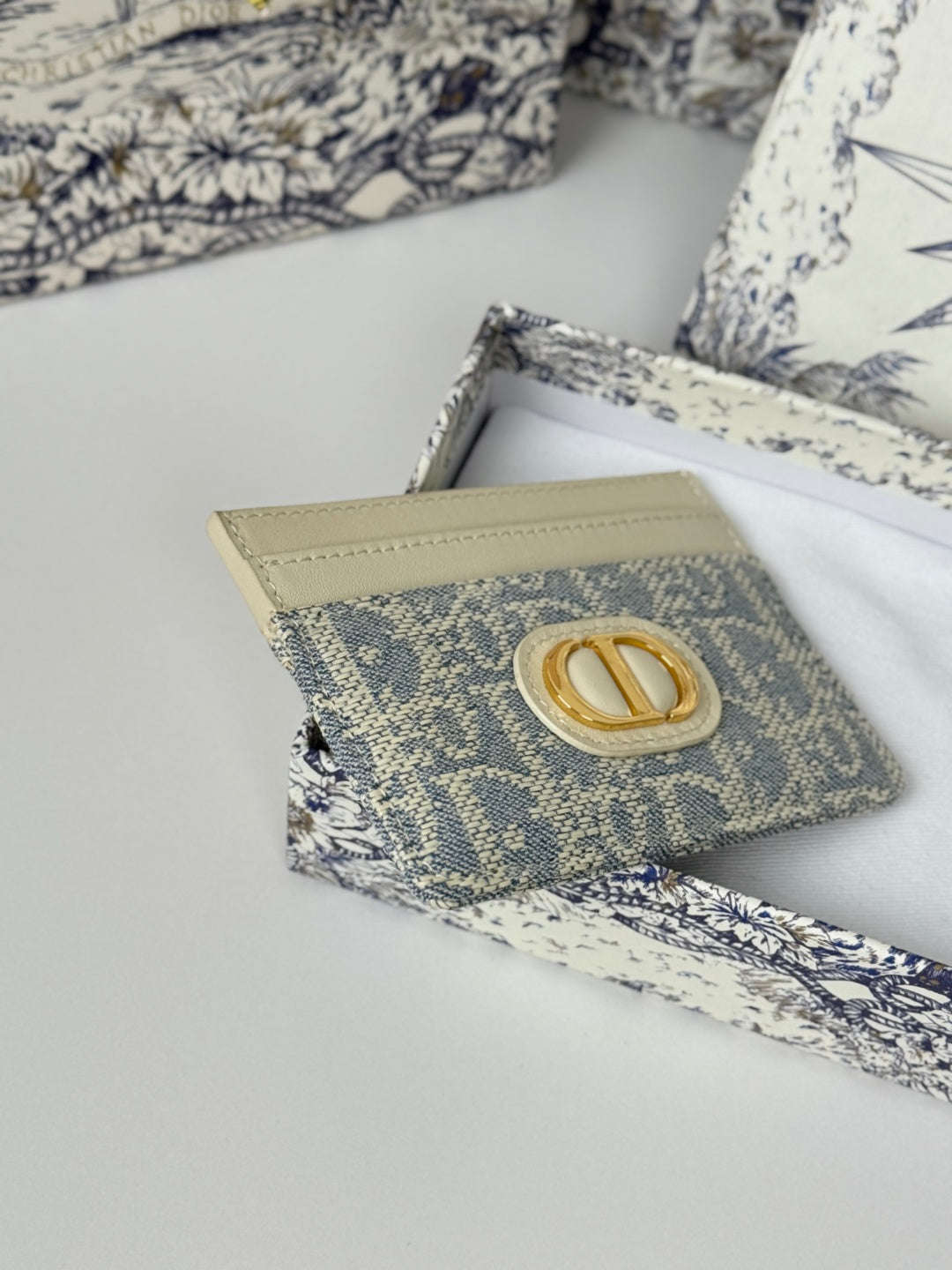 CD 30 Montaigne Freesia Card Holder 10cm White Grey Jacquard