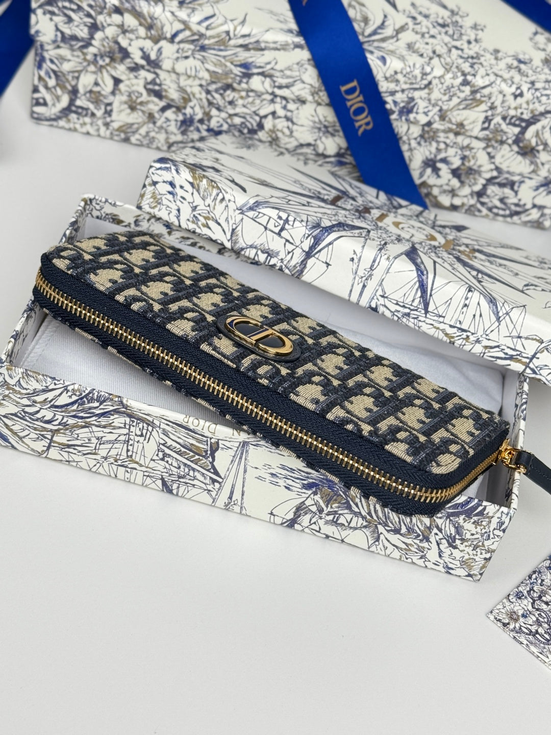 CD 30 Montaigne Voyageur Slim 19.5cm Blue Jacquard 258610