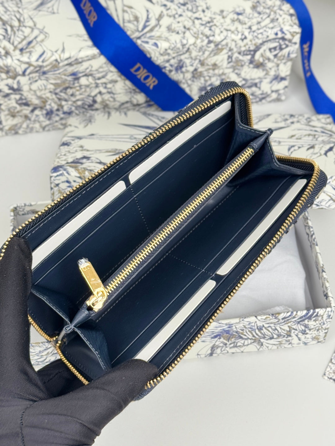 CD 30 Montaigne Voyageur Slim 19.5cm Blue Jacquard 258610
