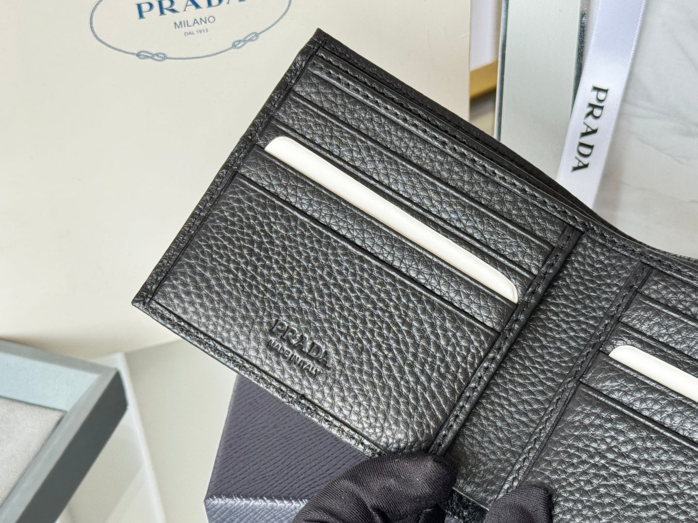 Pra 2M0513 Logo-Stamp Wallet 11cm Black lychee-grained cowhide mysite