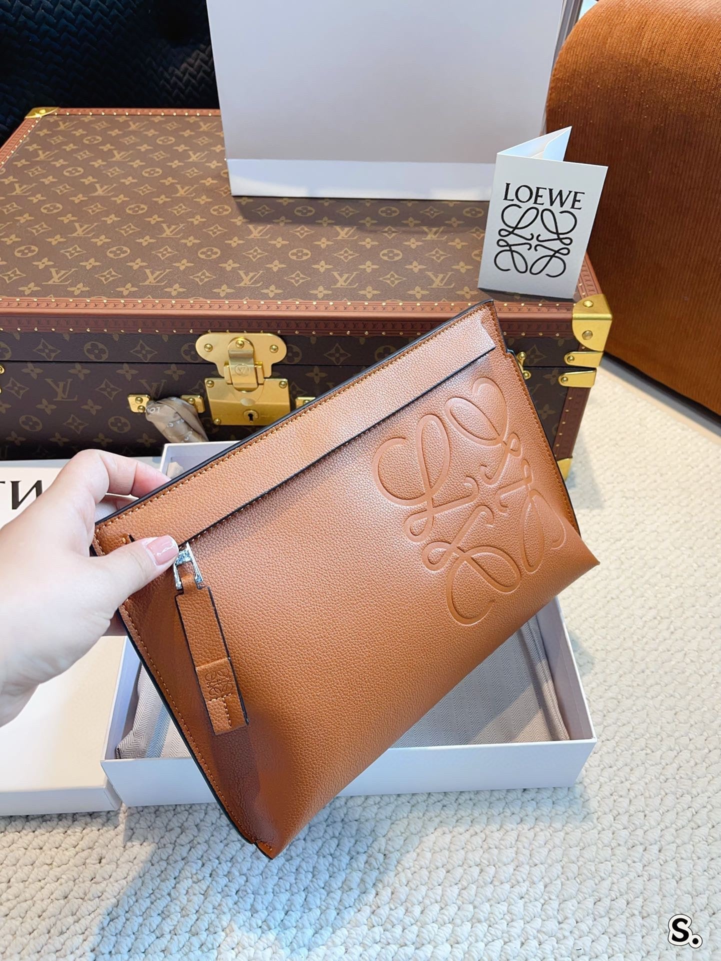 LOE POUCH CLUTCH BAG 30 IN WARM DESSERT CALFSKIN mysite