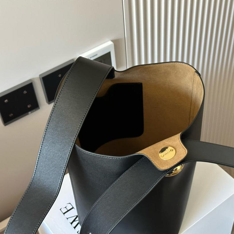 LOE MEDIUM 25 PEBBLE BUCKET IN BLACK MELLOW CALFSKIN mysite