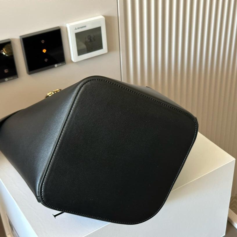 LOE MEDIUM 25 PEBBLE BUCKET IN BLACK MELLOW CALFSKIN mysite