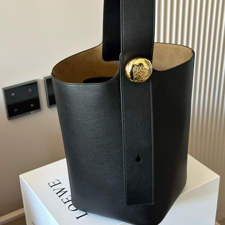 LOE MEDIUM 25 PEBBLE BUCKET IN BLACK MELLOW CALFSKIN mysite