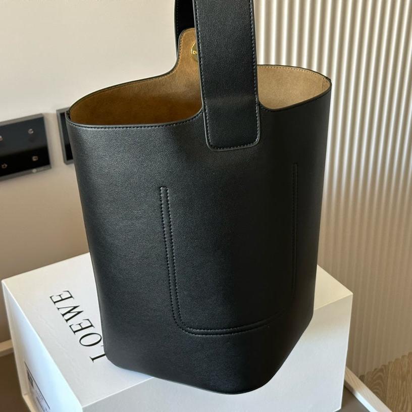 LOE MEDIUM 25 PEBBLE BUCKET IN BLACK MELLOW CALFSKIN mysite