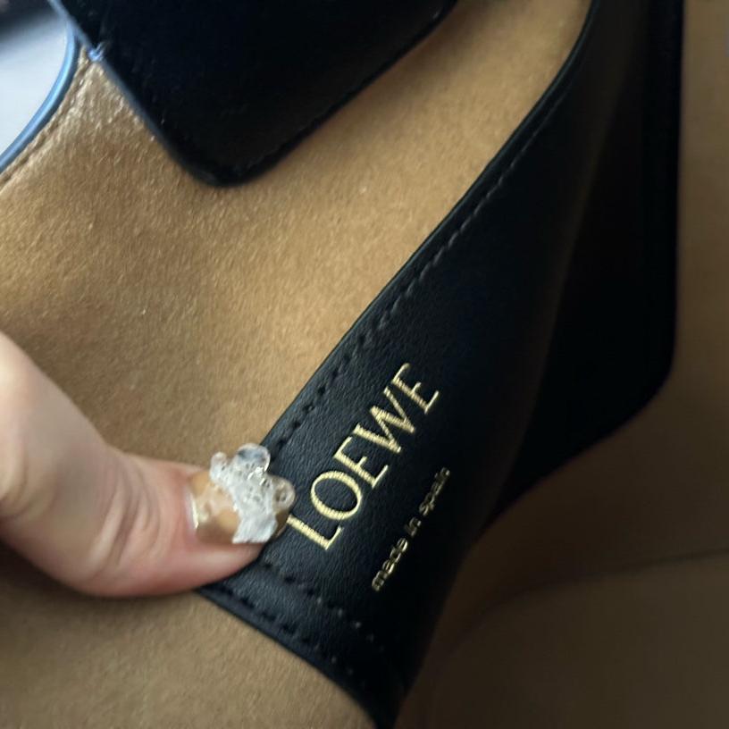 LOE MEDIUM 25 PEBBLE BUCKET IN BLACK MELLOW CALFSKIN mysite