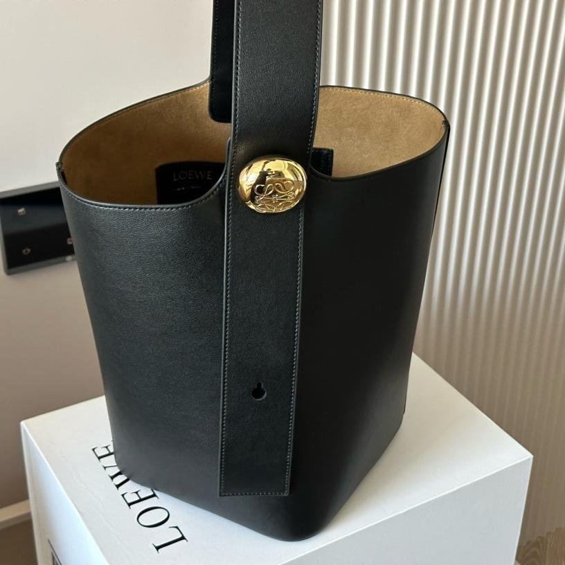 LOE MEDIUM 25 PEBBLE BUCKET IN BLACK MELLOW CALFSKIN mysite