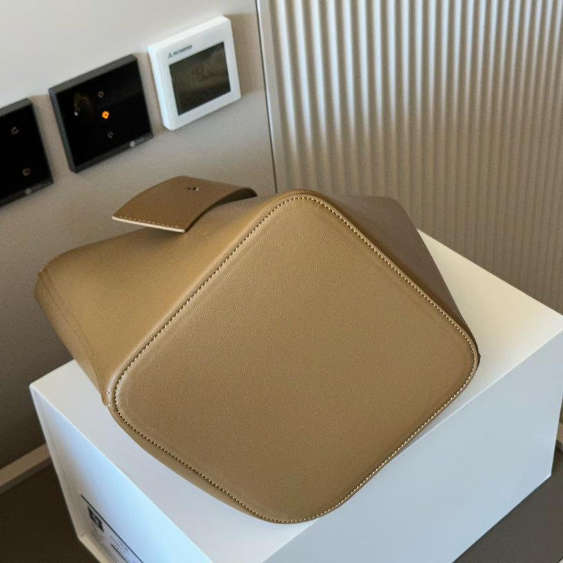 LOE MEDIUM 25 PEBBLE BUCKET IN OAK MELLOW CALFSKIN mysite