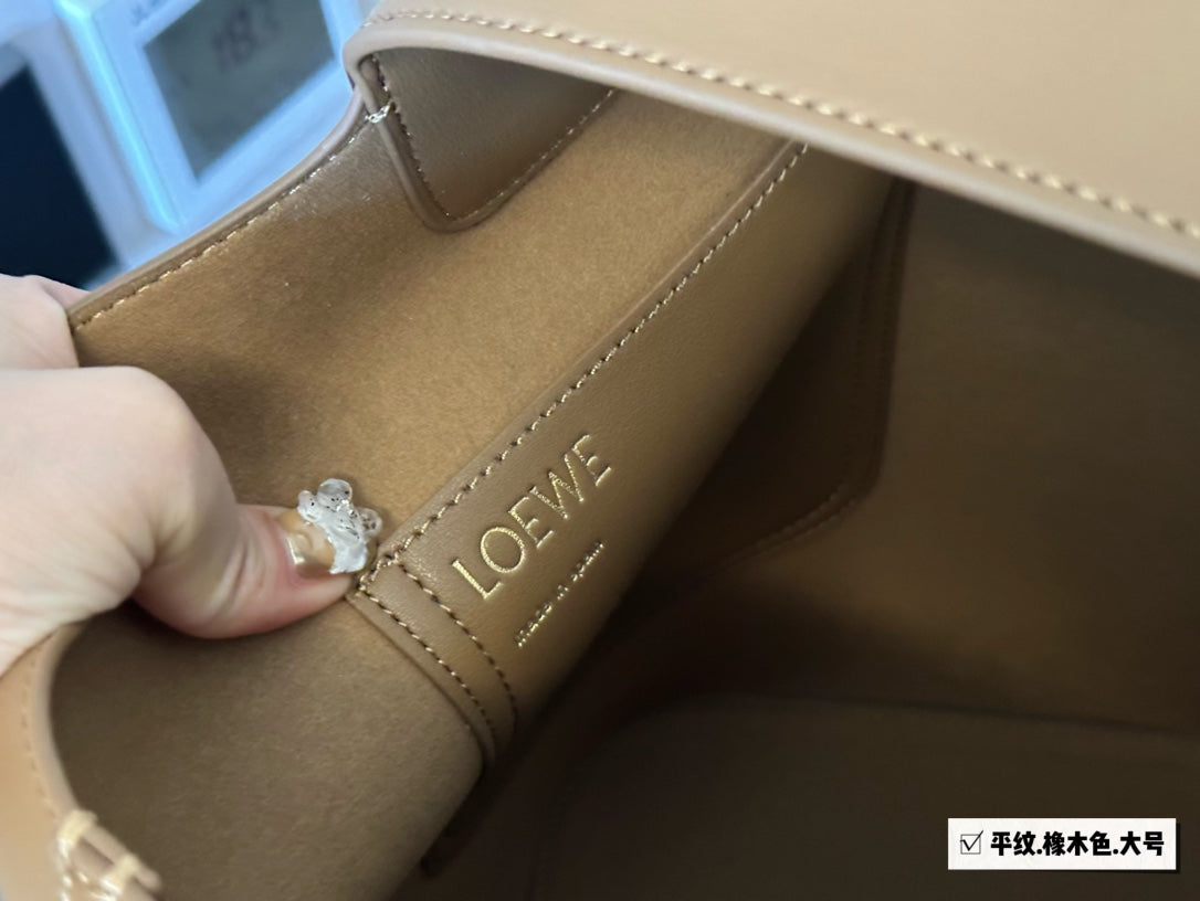 LOE MEDIUM 25 PEBBLE BUCKET IN OAK MELLOW CALFSKIN mysite