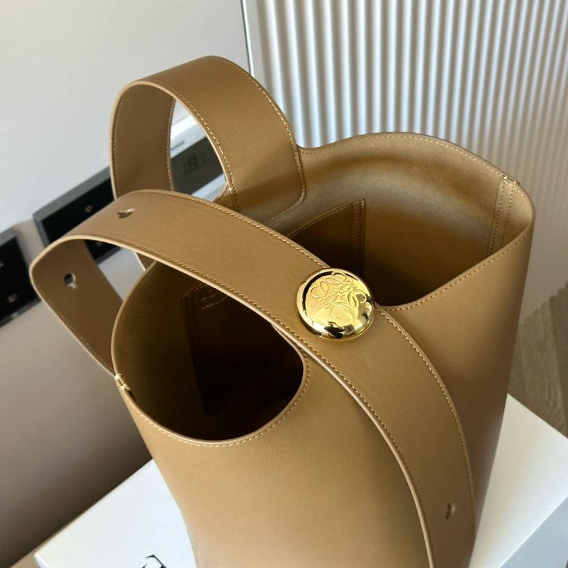 LOE MEDIUM 25 PEBBLE BUCKET IN OAK MELLOW CALFSKIN mysite