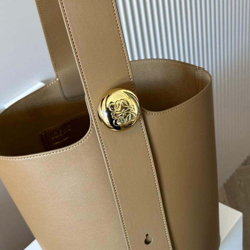 LOE MEDIUM 25 PEBBLE BUCKET IN OAK MELLOW CALFSKIN mysite