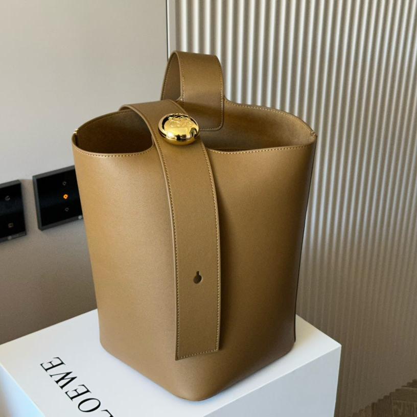 LOE MEDIUM 25 PEBBLE BUCKET IN OAK MELLOW CALFSKIN mysite