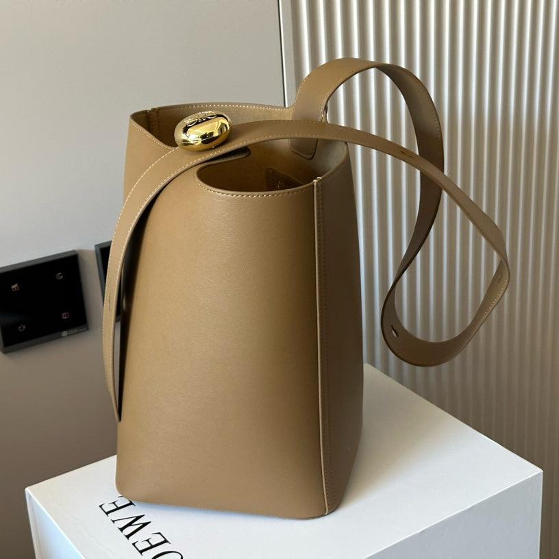 LOE MEDIUM 25 PEBBLE BUCKET IN OAK MELLOW CALFSKIN mysite