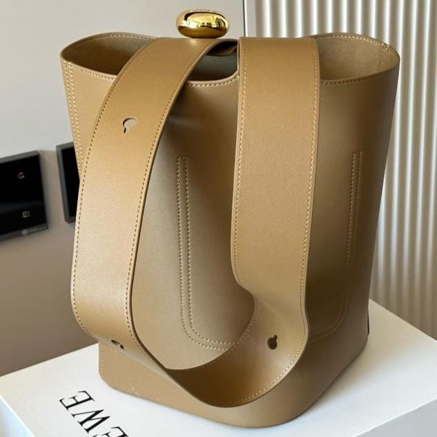 LOE MEDIUM 25 PEBBLE BUCKET IN OAK MELLOW CALFSKIN mysite