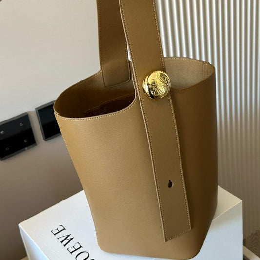 LOE MEDIUM 25 PEBBLE BUCKET IN OAK MELLOW CALFSKIN mysite