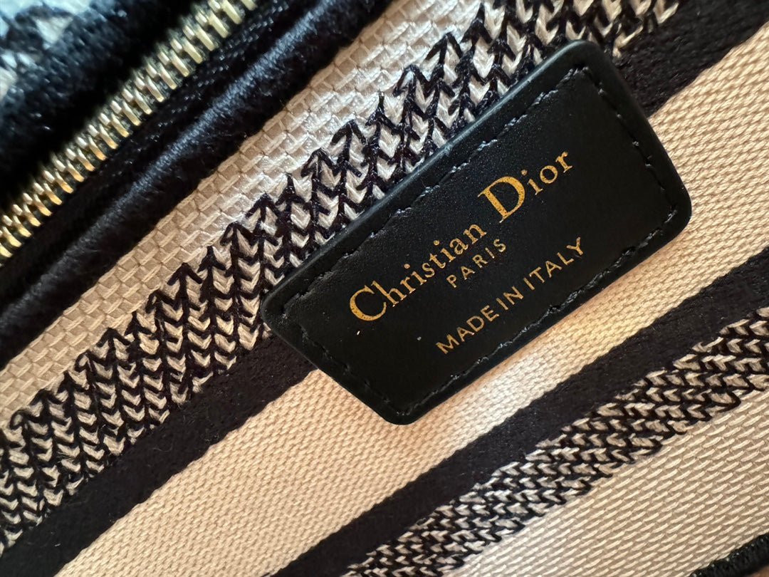 medium lady 24 black pink embroidery canvas mysite