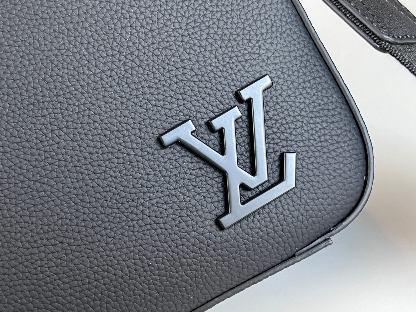 LV Pilot Briefcase 39cm Black Cowhide 257876 mysite