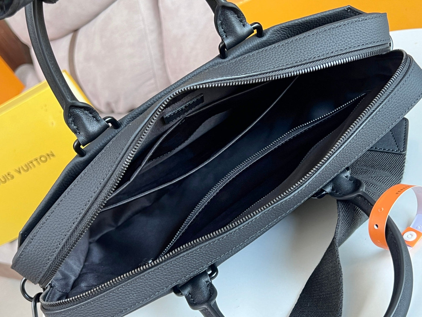 LV Pilot Briefcase 39cm Black Cowhide 257876 mysite