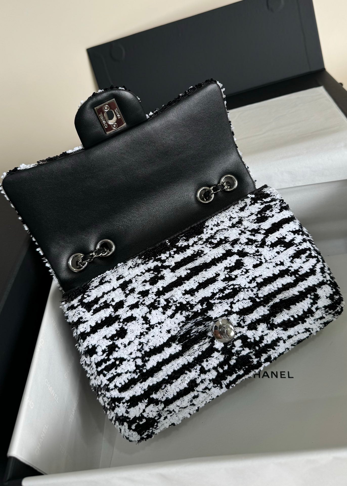 FLAP BAG 20 IN BLACK AND WHITE SAQUINS SILVER HARDWARE mysite