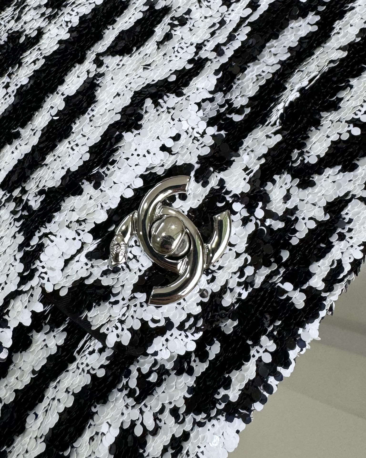 FLAP BAG 20 IN BLACK AND WHITE SAQUINS SILVER HARDWARE mysite