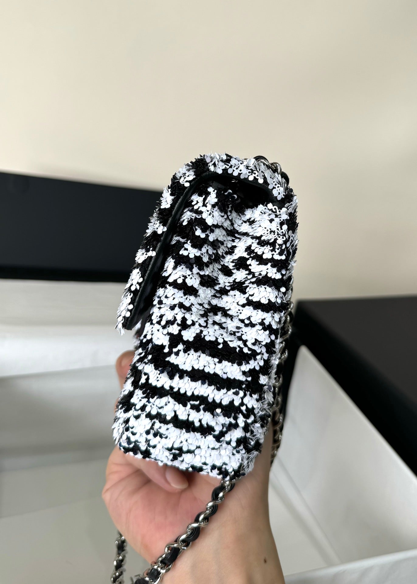 FLAP BAG 20 IN BLACK AND WHITE SAQUINS SILVER HARDWARE mysite