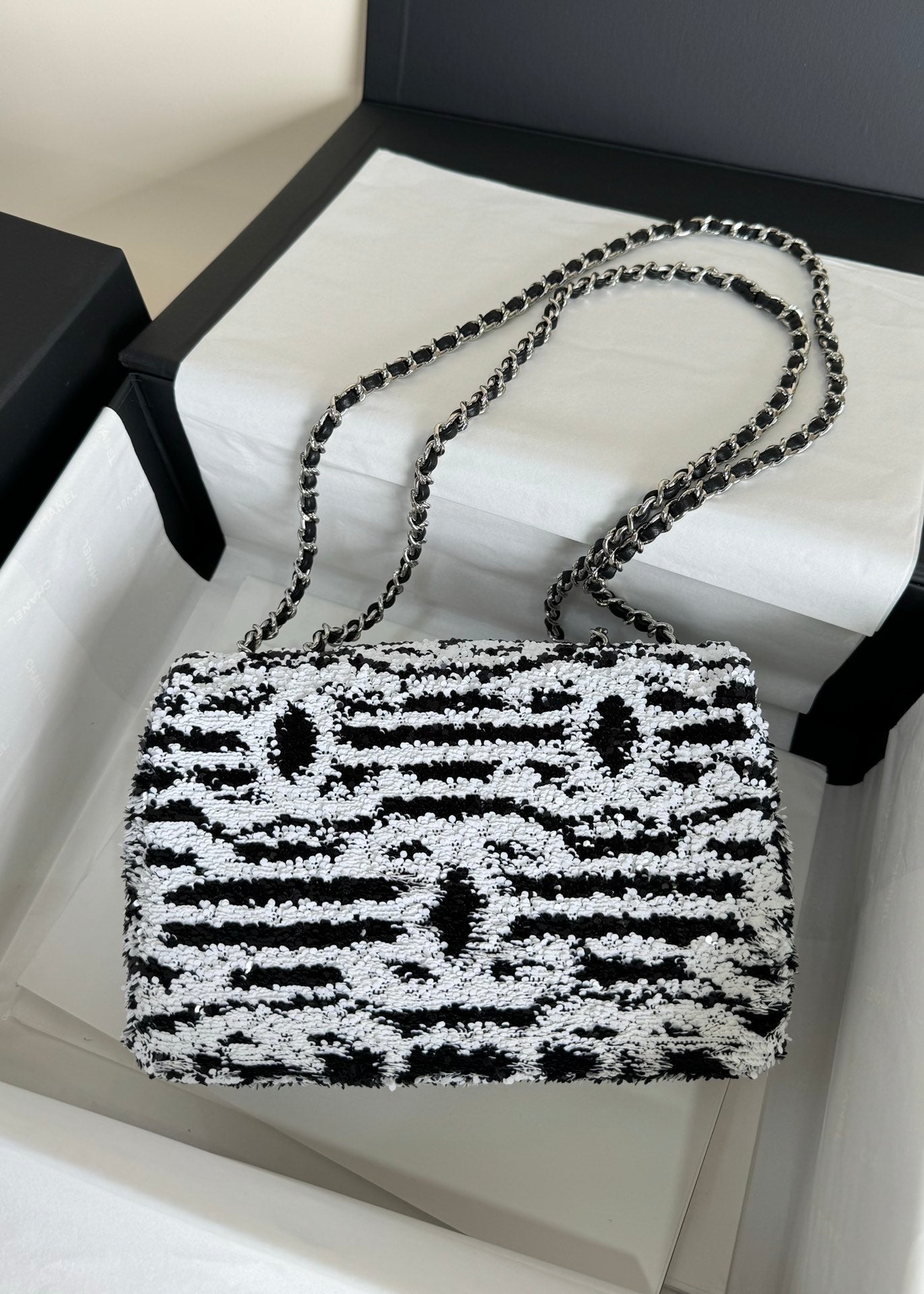 FLAP BAG 20 IN BLACK AND WHITE SAQUINS SILVER HARDWARE mysite