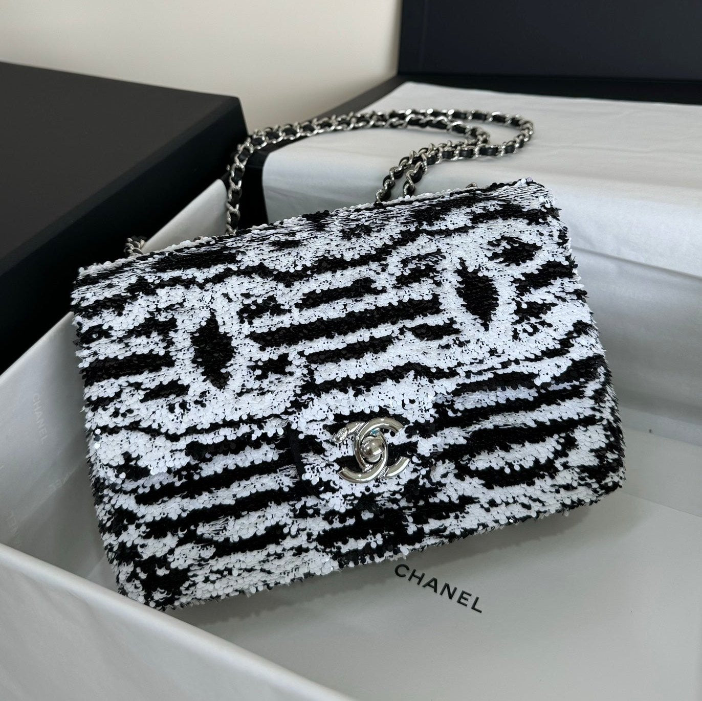 FLAP BAG 20 IN BLACK AND WHITE SAQUINS SILVER HARDWARE mysite