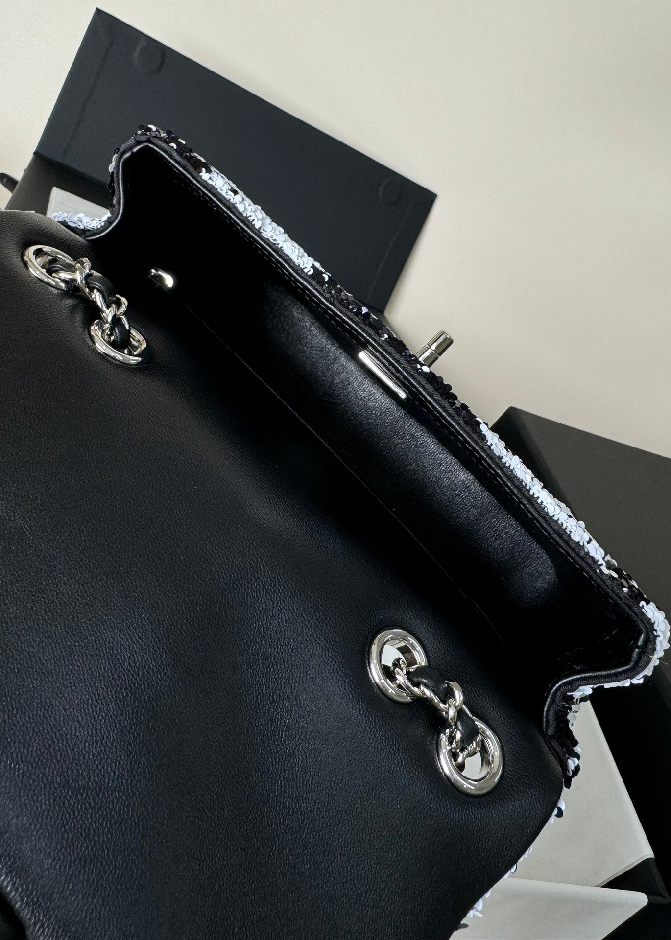 FLAP BAG 20 IN BLACK AND WHITE SAQUINS SILVER HARDWARE mysite