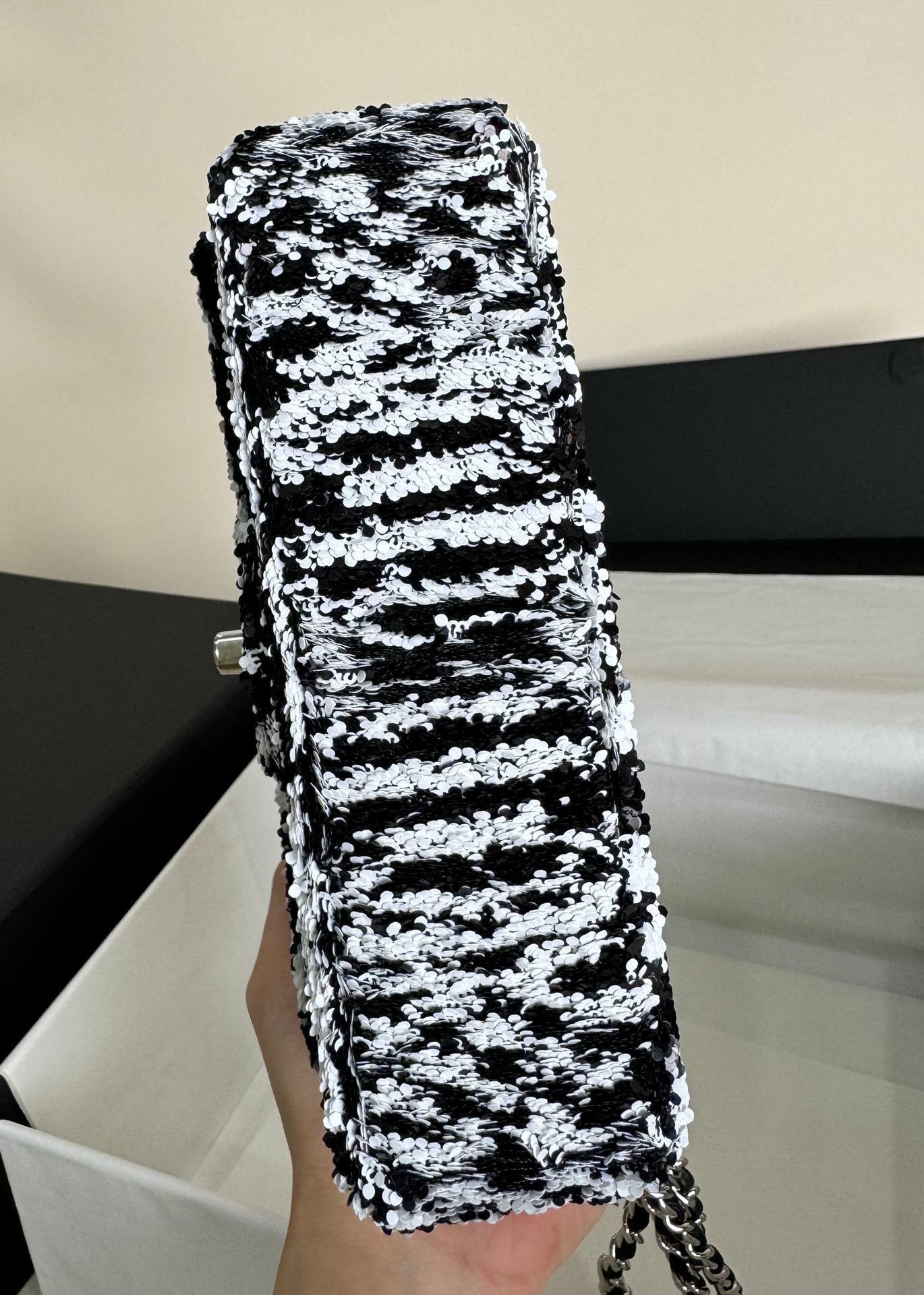 FLAP BAG 20 IN BLACK AND WHITE SAQUINS SILVER HARDWARE mysite