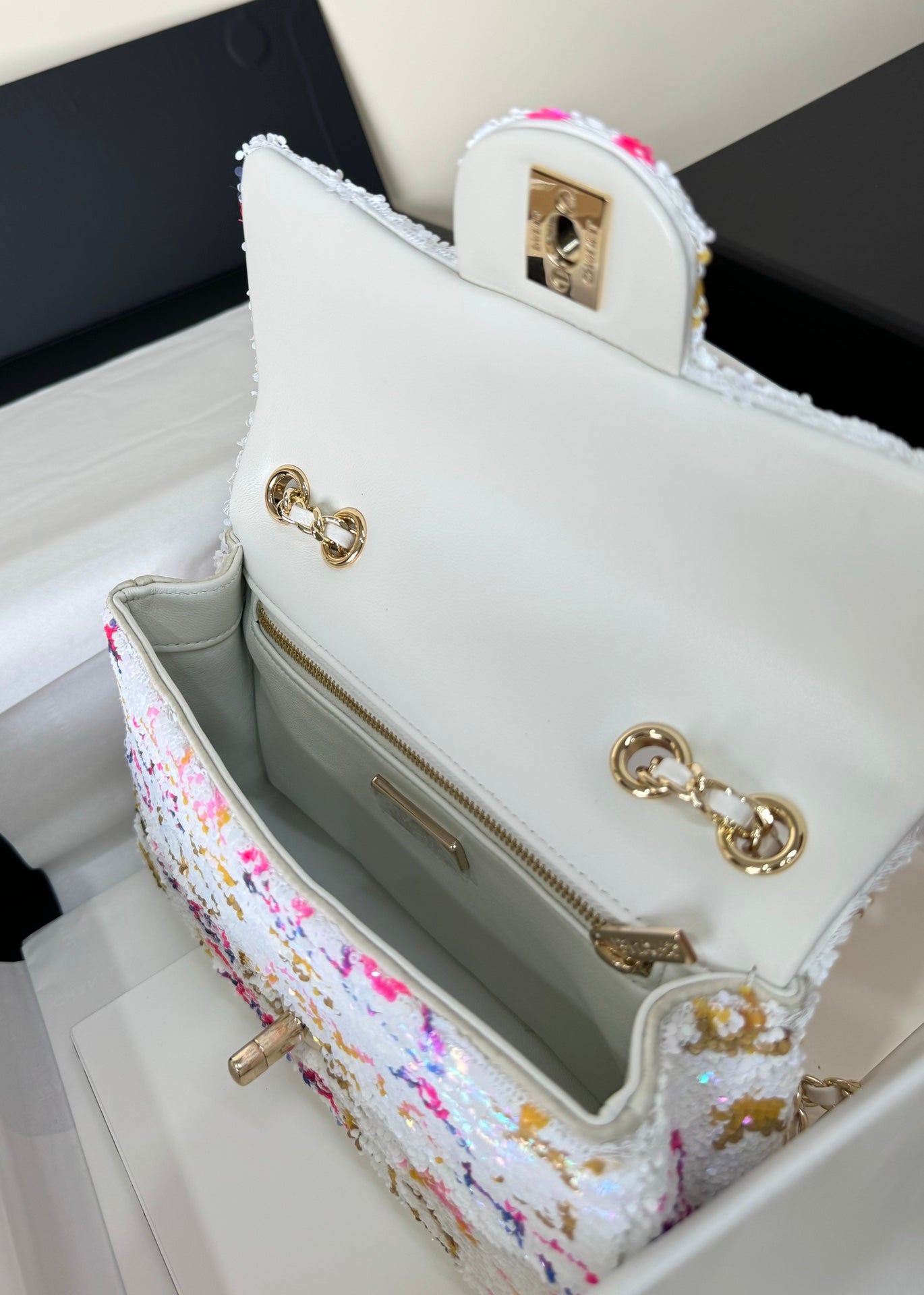 FLAP BAG 20 COLORFUL SAQUINS IN WHITE CALFSKIN GOLD HARDWARE mysite