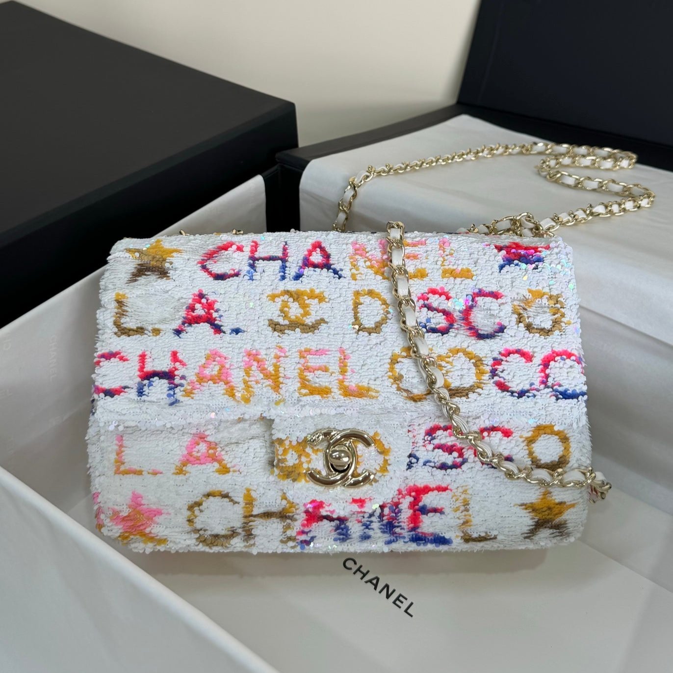 FLAP BAG 20 COLORFUL SAQUINS IN WHITE CALFSKIN GOLD HARDWARE mysite