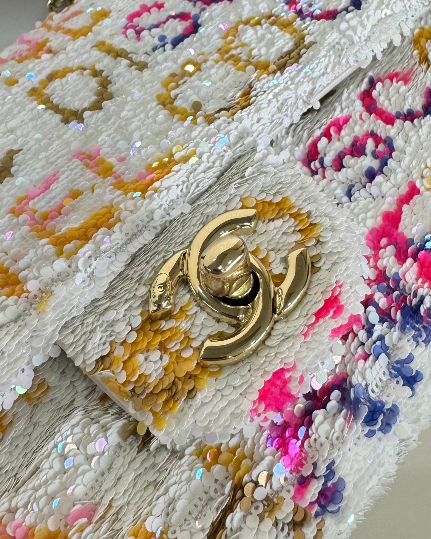 FLAP BAG 20 COLORFUL SAQUINS IN WHITE CALFSKIN GOLD HARDWARE mysite