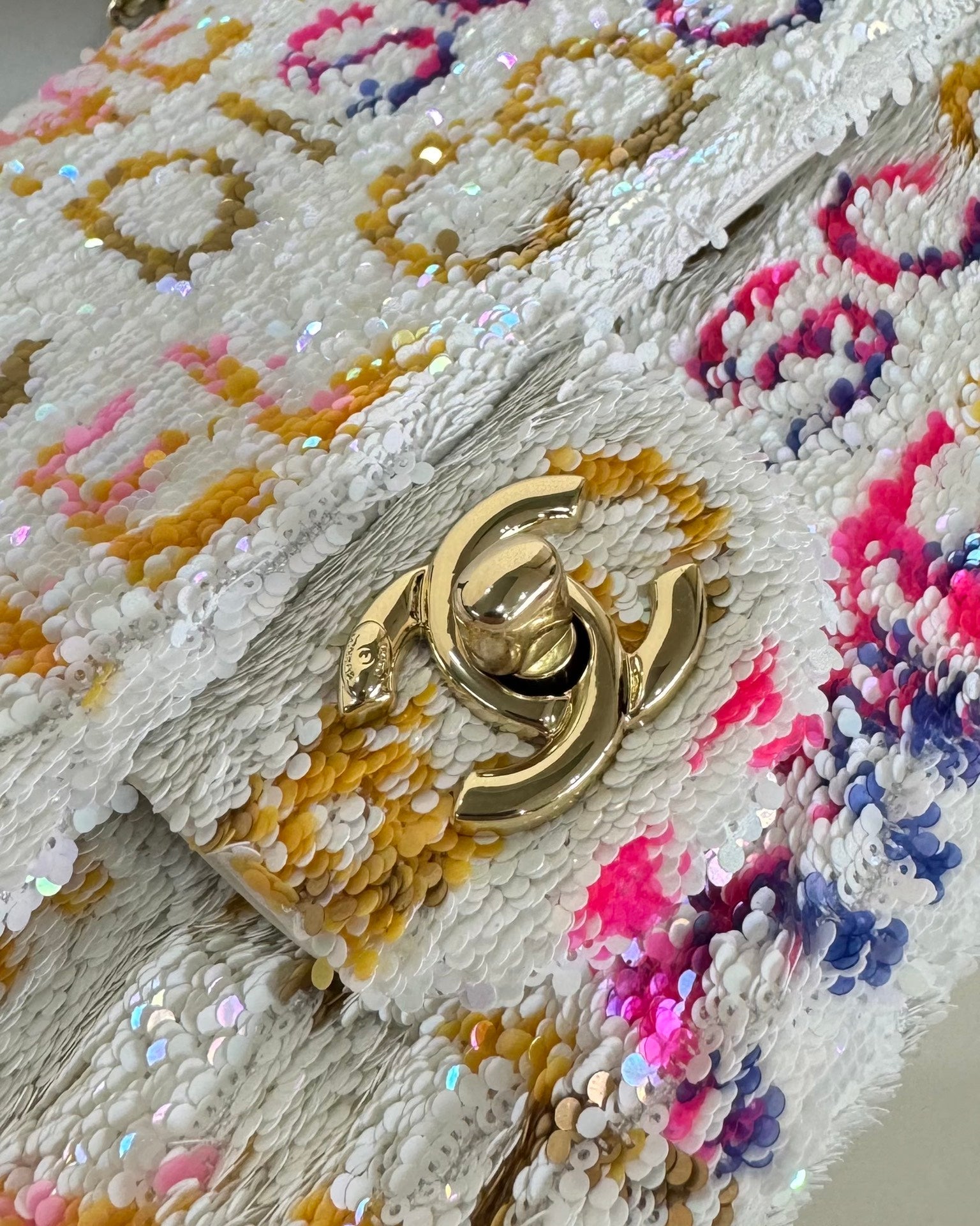 FLAP BAG 20 COLORFUL SAQUINS IN WHITE CALFSKIN GOLD HARDWARE mysite