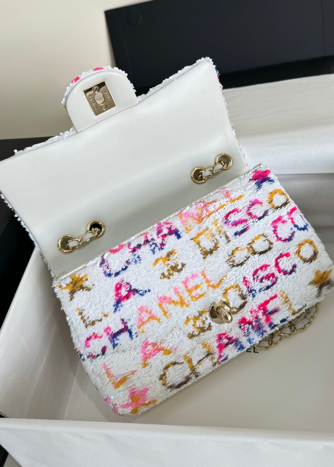FLAP BAG 20 COLORFUL SAQUINS IN WHITE CALFSKIN GOLD HARDWARE mysite