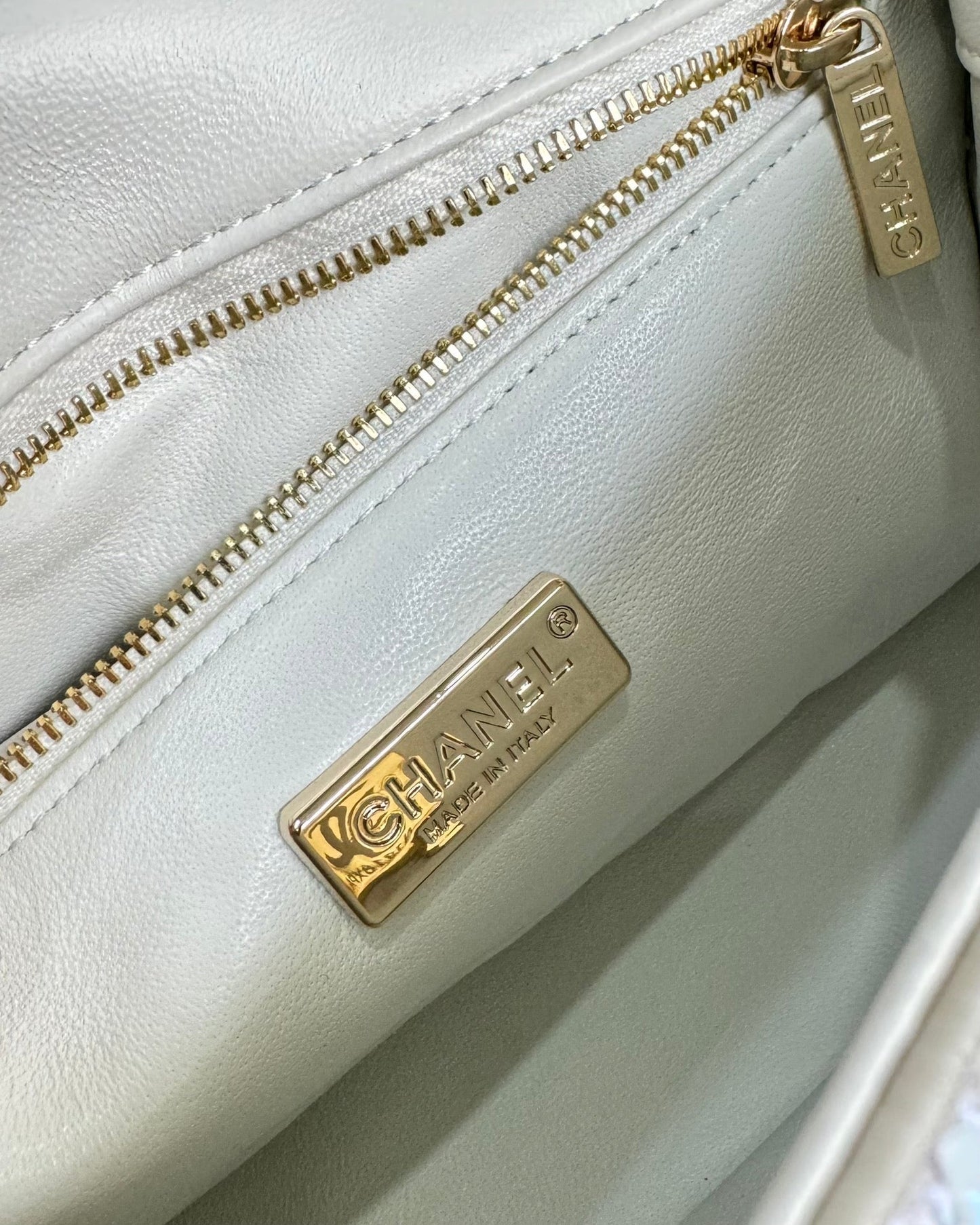 FLAP BAG 20 COLORFUL SAQUINS IN WHITE CALFSKIN GOLD HARDWARE mysite