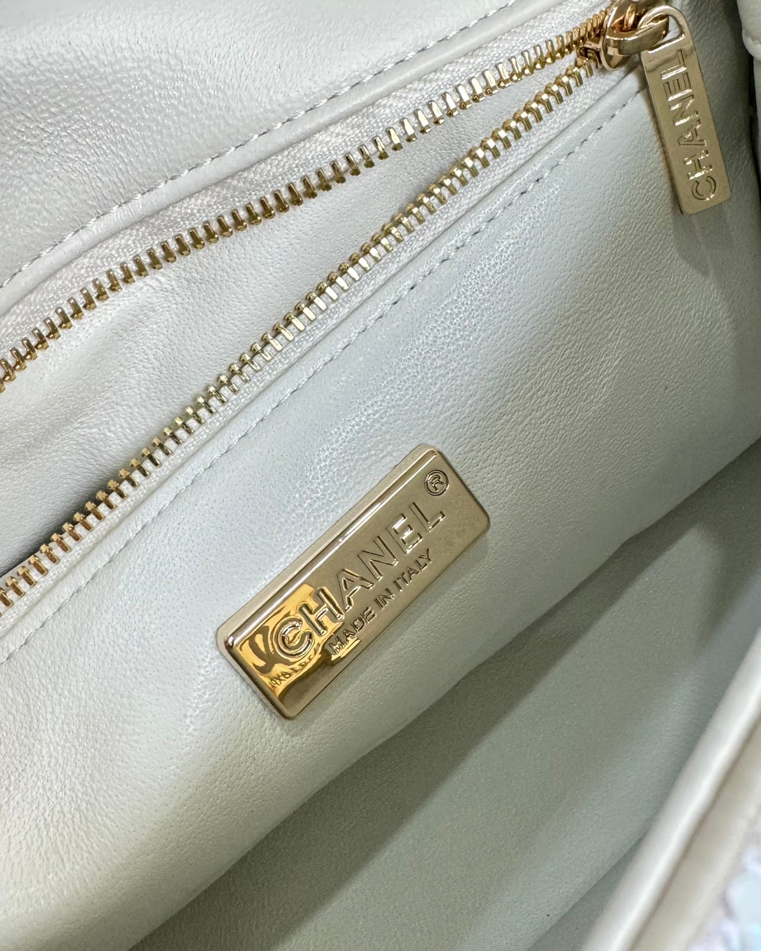 FLAP BAG 20 COLORFUL SAQUINS IN WHITE CALFSKIN GOLD HARDWARE mysite