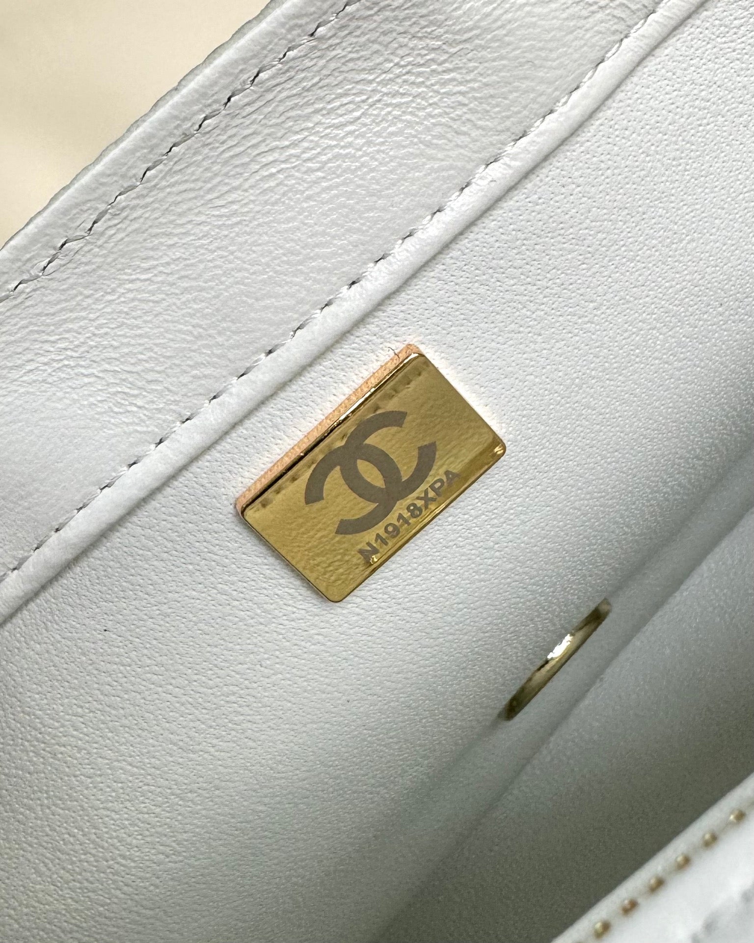 FLAP BAG 20 COLORFUL SAQUINS IN WHITE CALFSKIN GOLD HARDWARE mysite