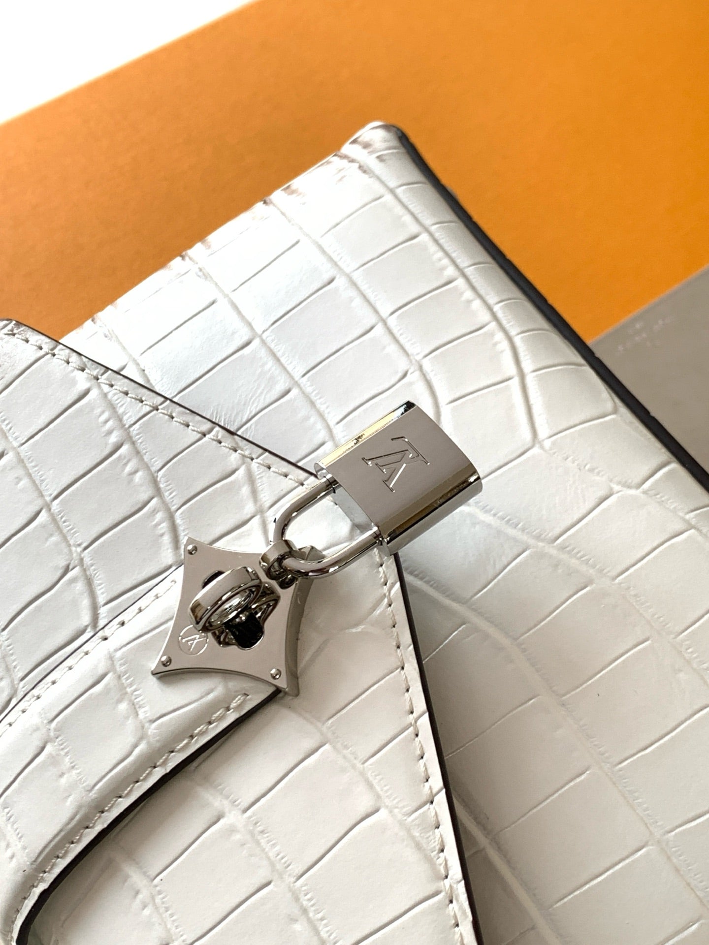 LV 25s Rose Des Vents Handbag 19cm White Crocodile Himalaya Metal HW mysite