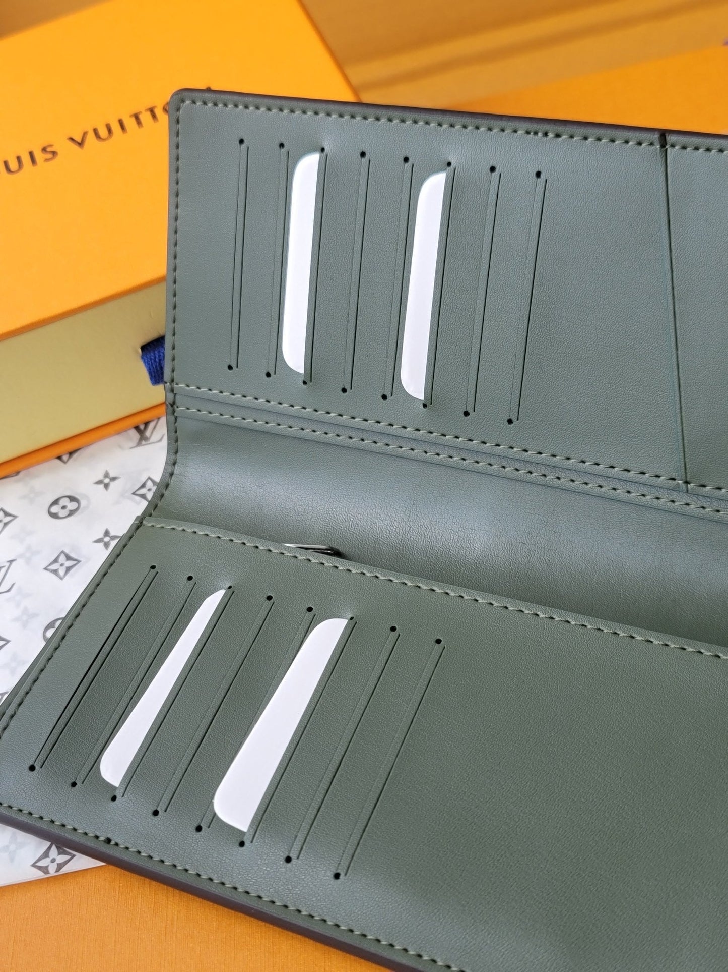 LV M84668 Brazza Wallet Multicolor Alligator Ostrich Calfskin mysite