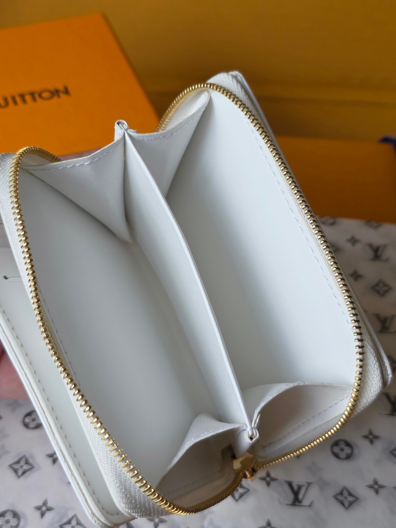 M25601 Lou Wallet  11.5cm Dream Beige Monogram Embossed Lambskin- Light GHW mysite