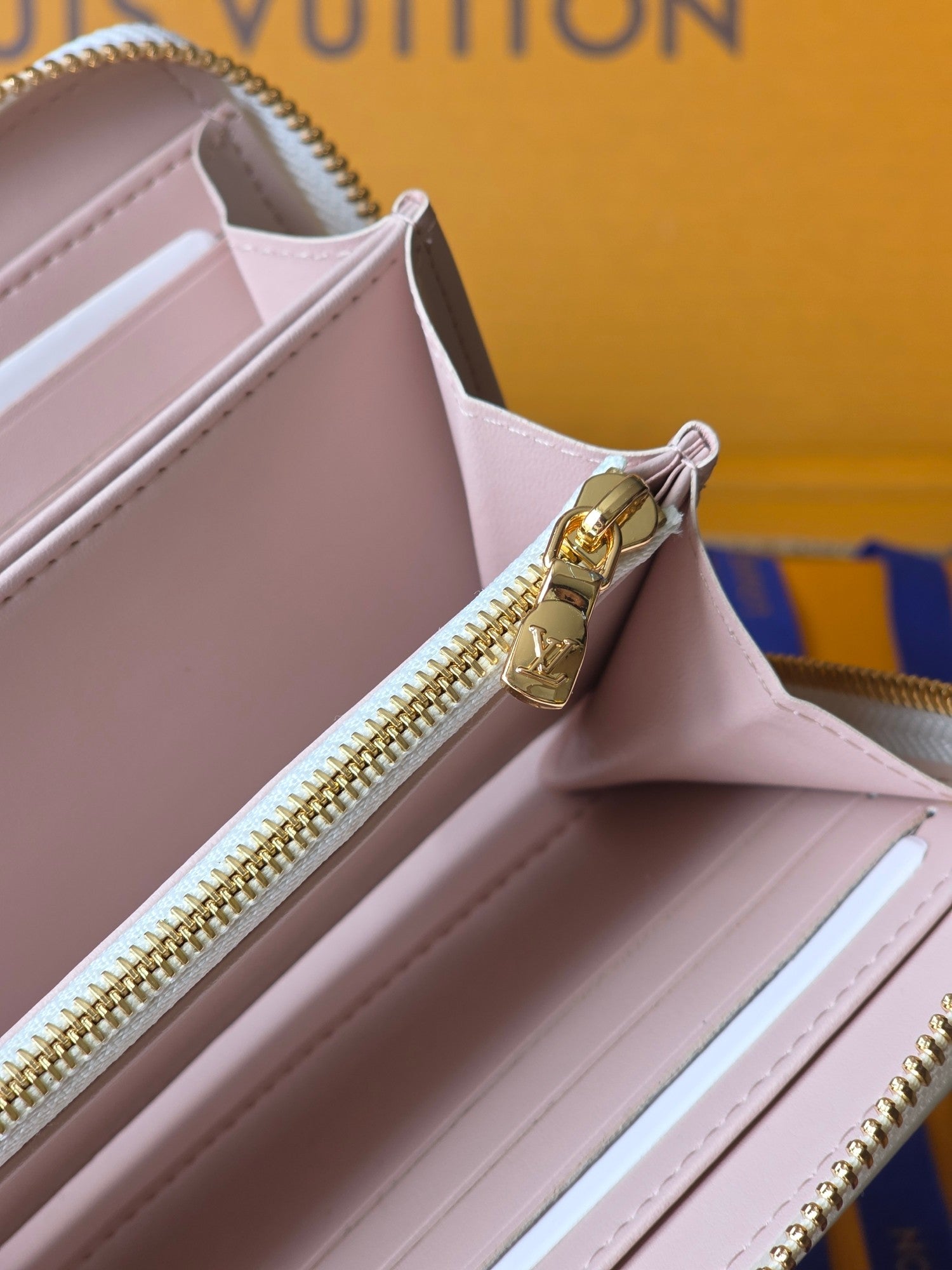 LV M15091 Zippy Wallet 19.5cm Dream Beige Monogram Embossed Lambskin- Light GHW mysite