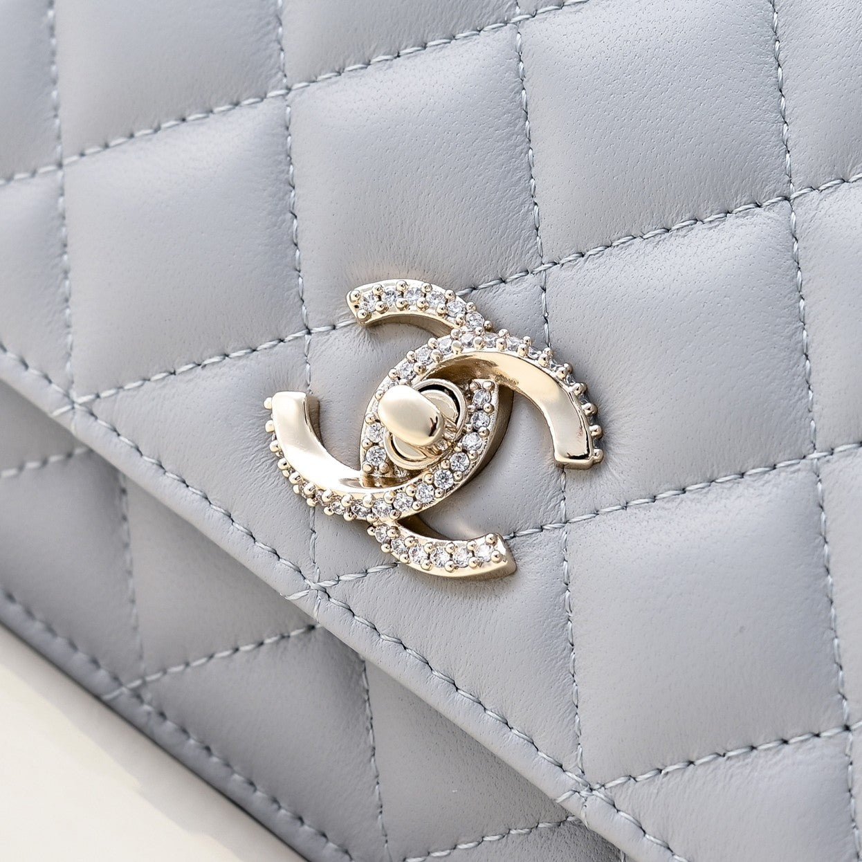 CC 24K Woc Top Handle 19cm Light Grey Lambskin Light Gold Hardware mysite