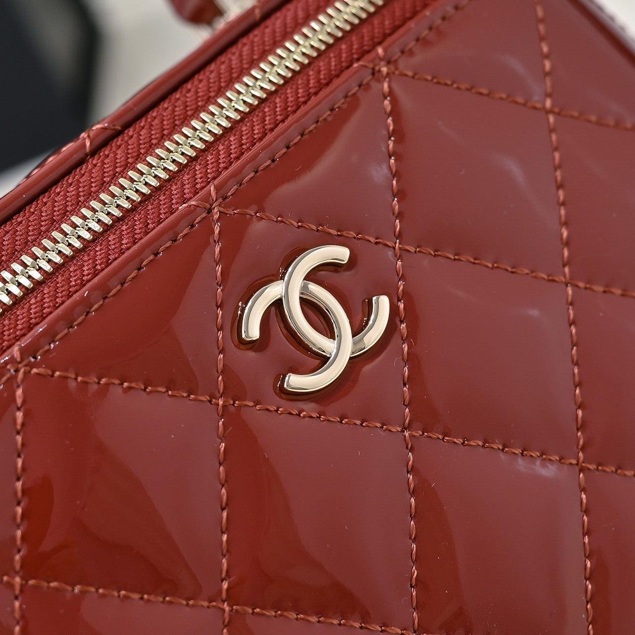 CC 24P Vanity Top Handle 16.5cm Black Patent Calfskin Light Gold Hardware mysite