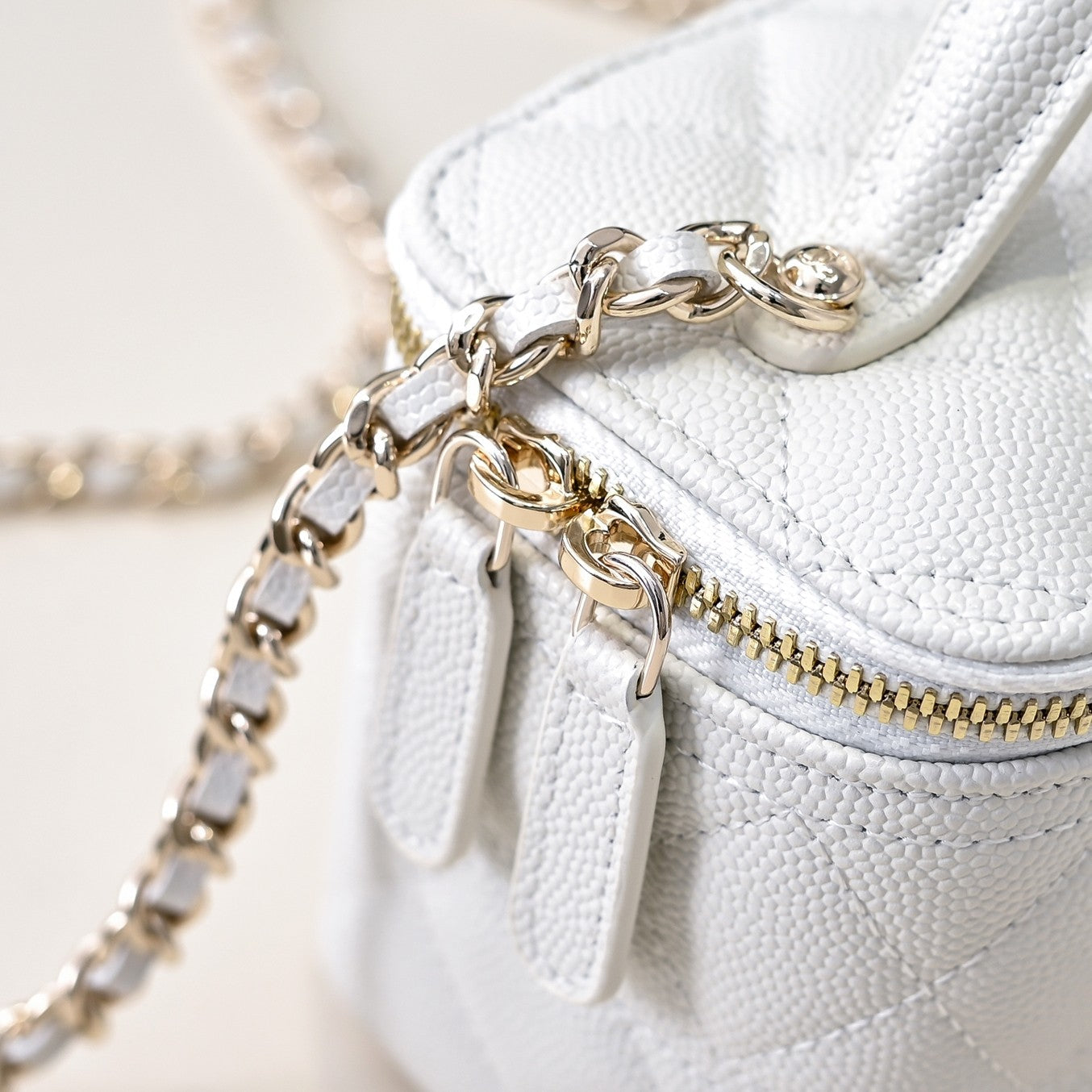 CC 25C Vanity Top Handle 17cm White Grained Calfskin Light Gold Hardware mysite