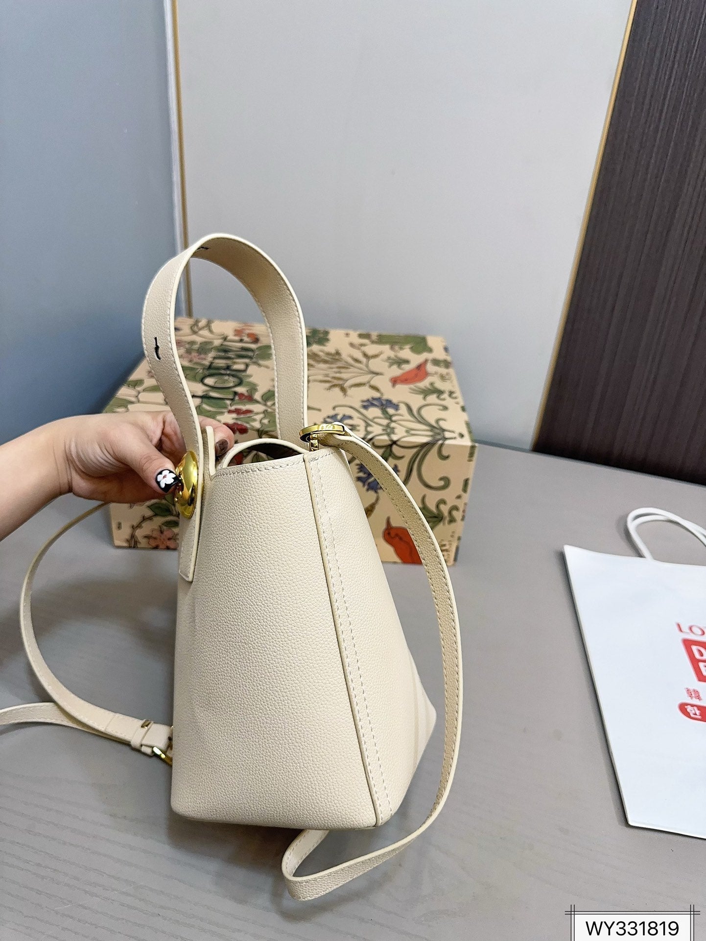 LOE MINI PEBBLE 20 BUCKET BAG IN WHITE GRAINED CALFSKIN mysite