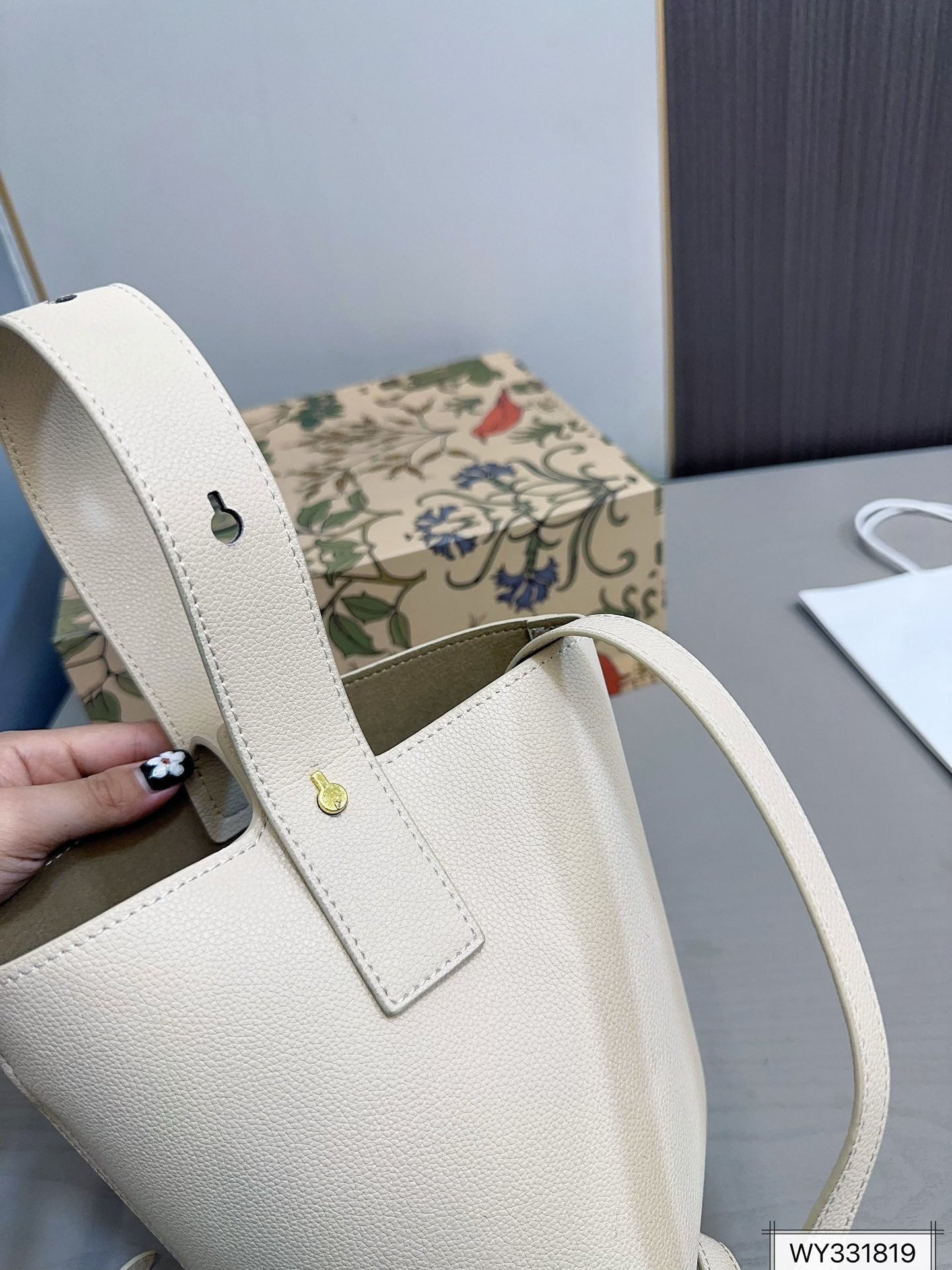 LOE MINI PEBBLE 20 BUCKET BAG IN WHITE GRAINED CALFSKIN mysite