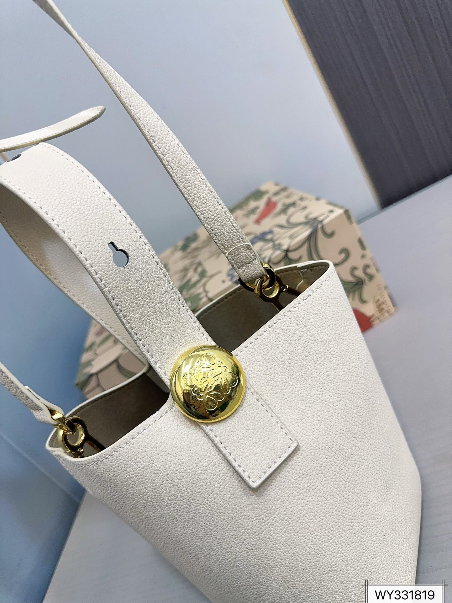 LOE MINI PEBBLE 20 BUCKET BAG IN WHITE GRAINED CALFSKIN mysite